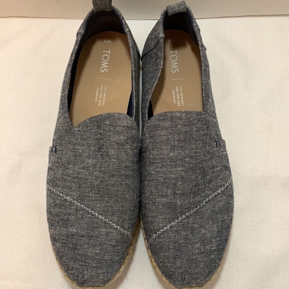 Tom’s size 9 denim slip bonds with canvas so